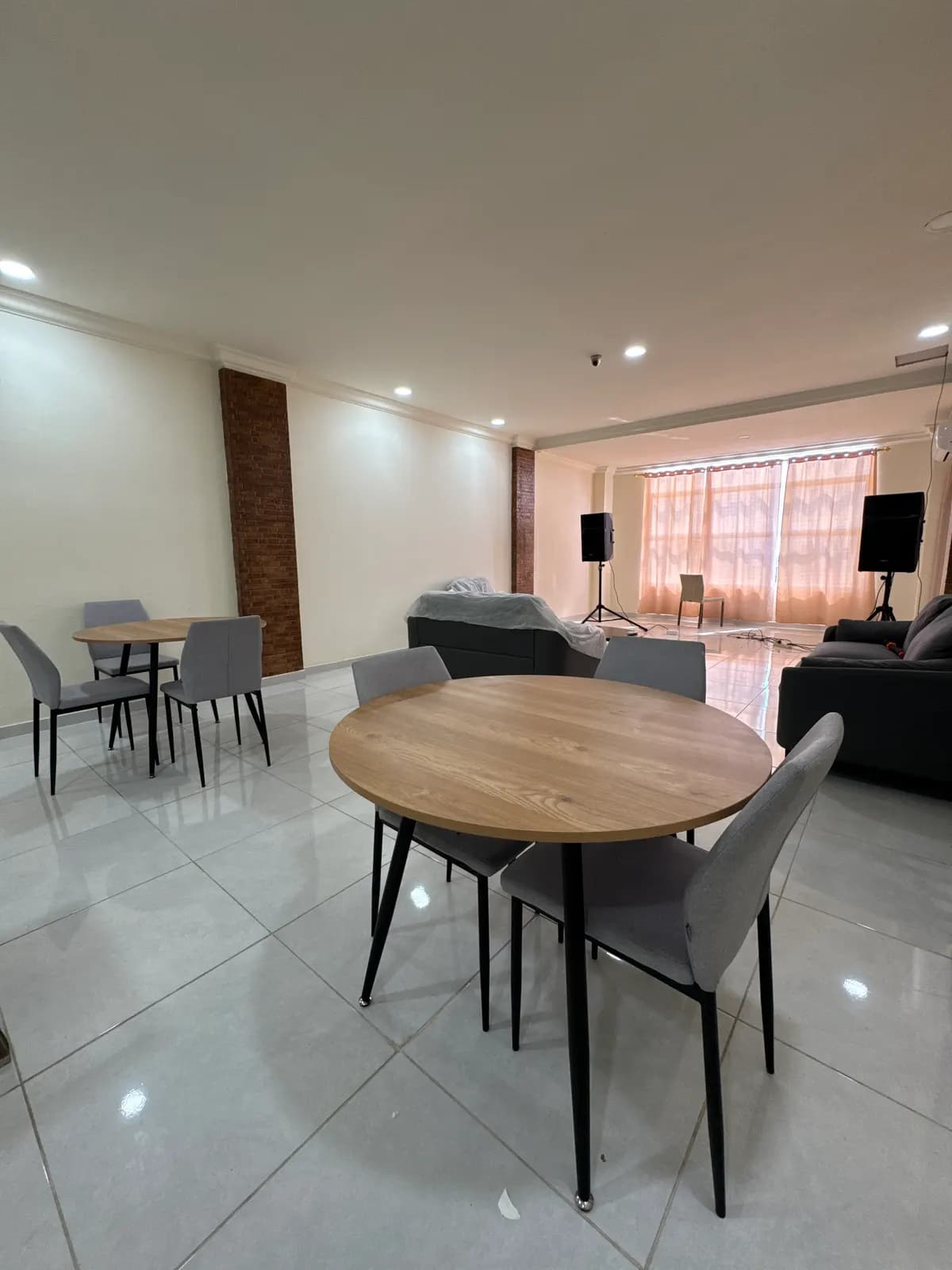 Area lounge dan meja makan