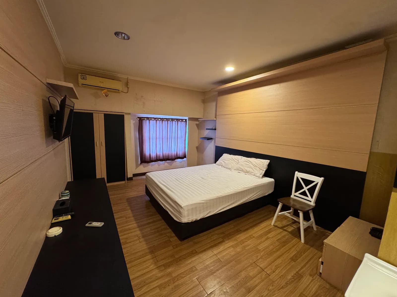 Meja kerja dan TV