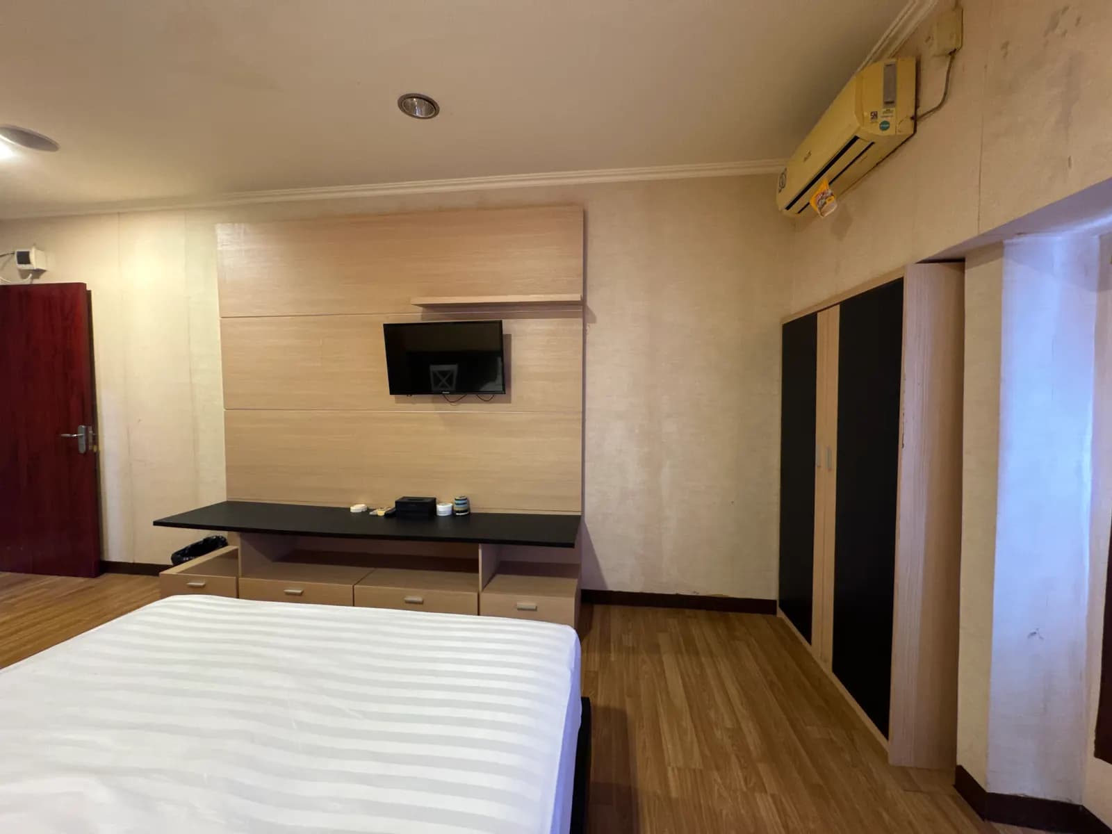Area meja kerja dan AC