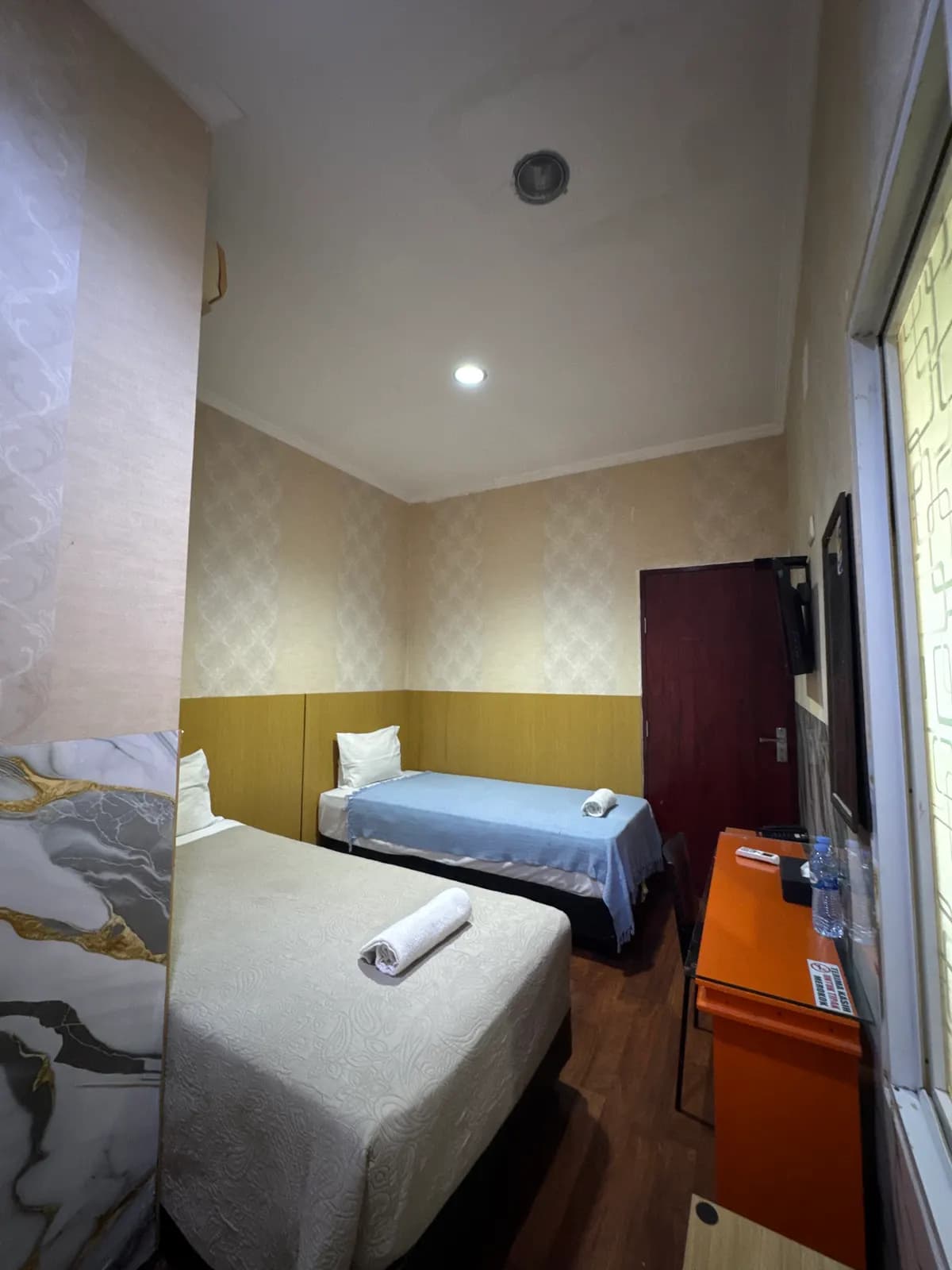 Meja dan TV di Family Room