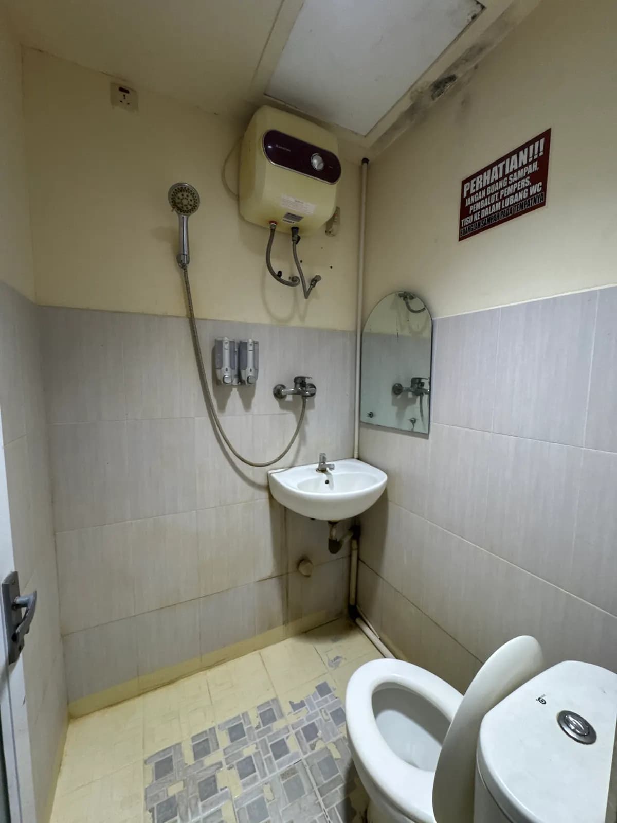 Kamar mandi dalam dengan water heater