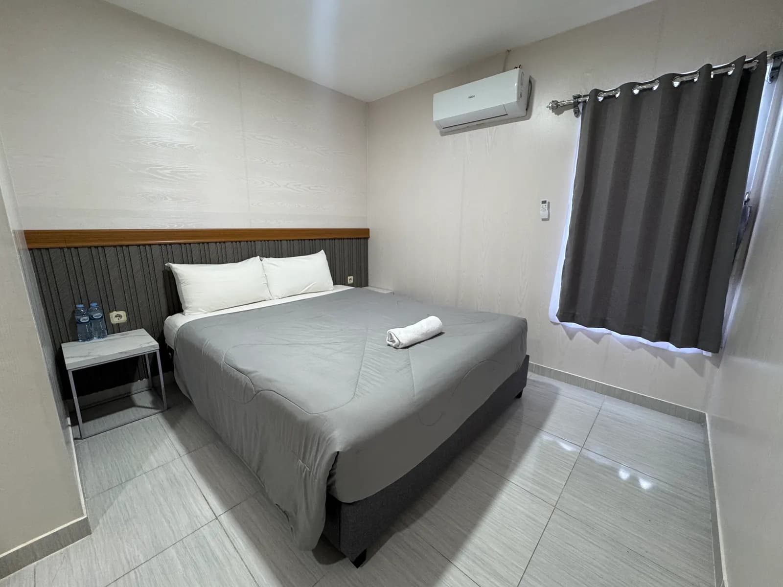 Standard Room dengan kasur queen dan AC