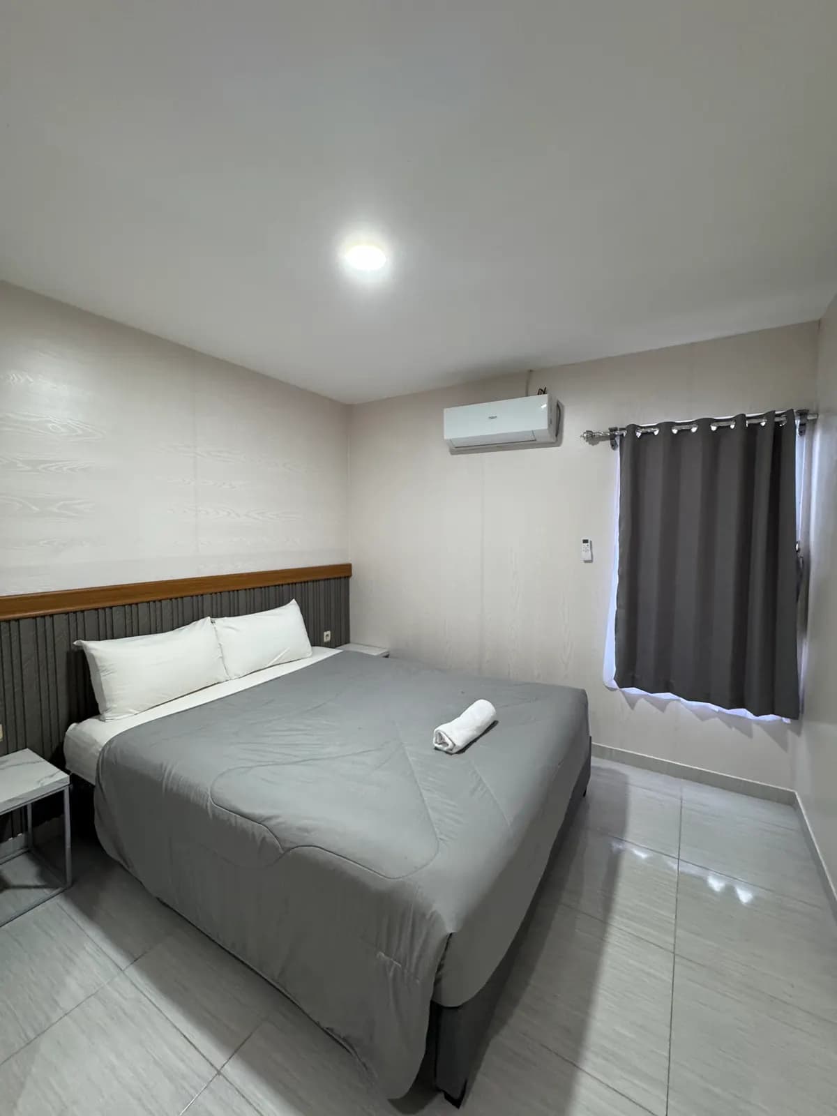 Kasur queen dengan bedcover abu