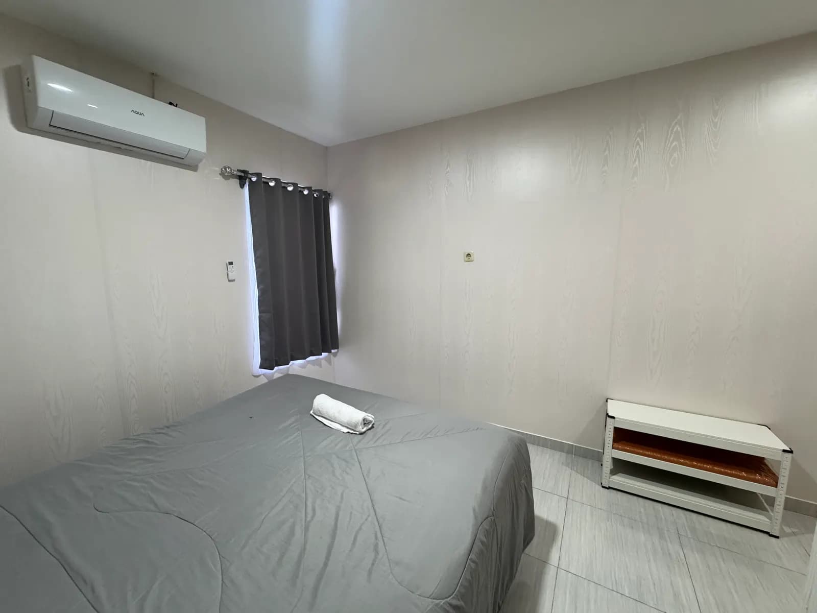 Sudut kamar dengan AC dan jendela