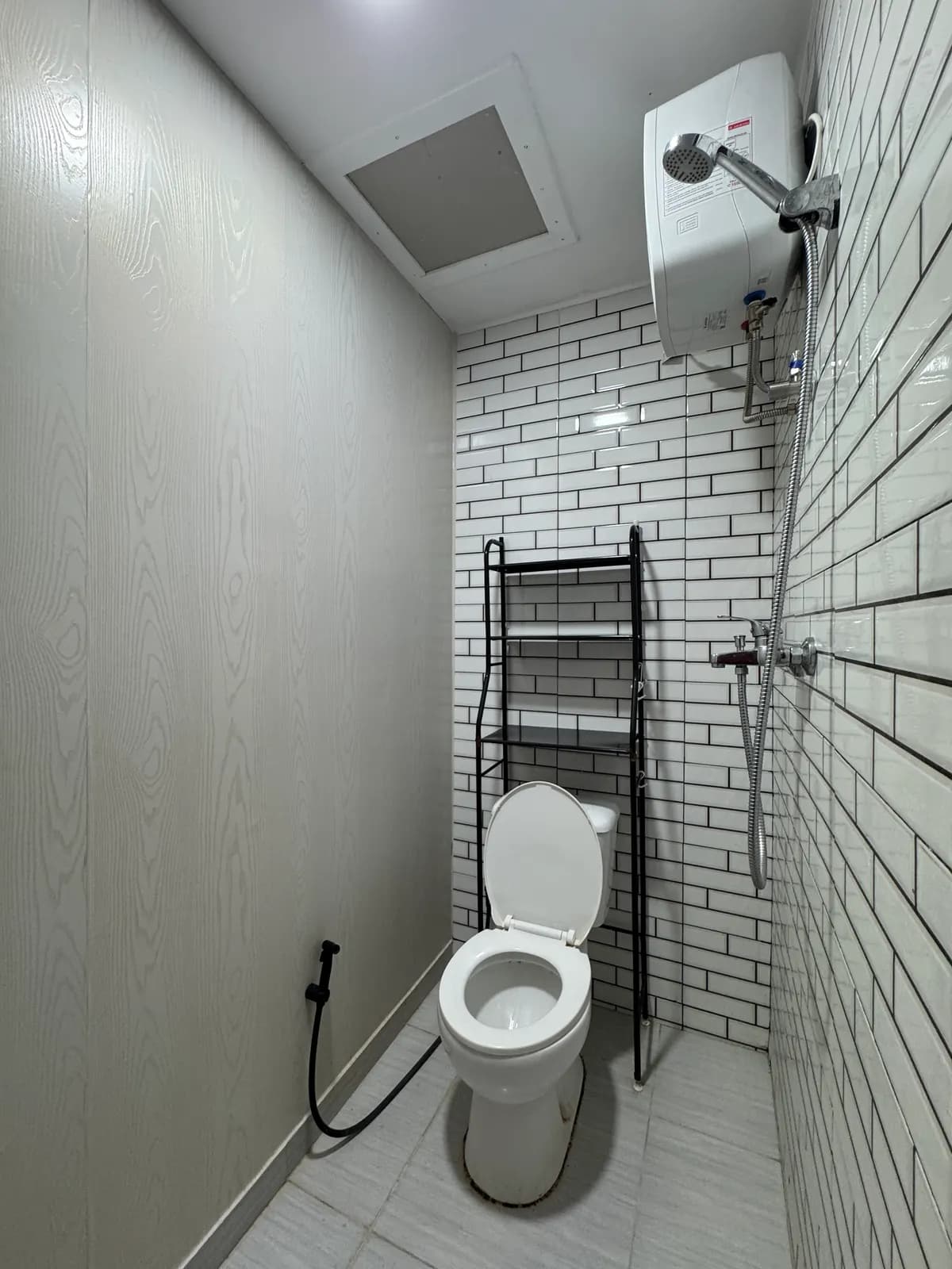 Kamar mandi dalam dengan water heater